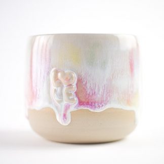 Handgefertigte Tasse mit erhabenem "love" Schriftzug und bunter Glasur