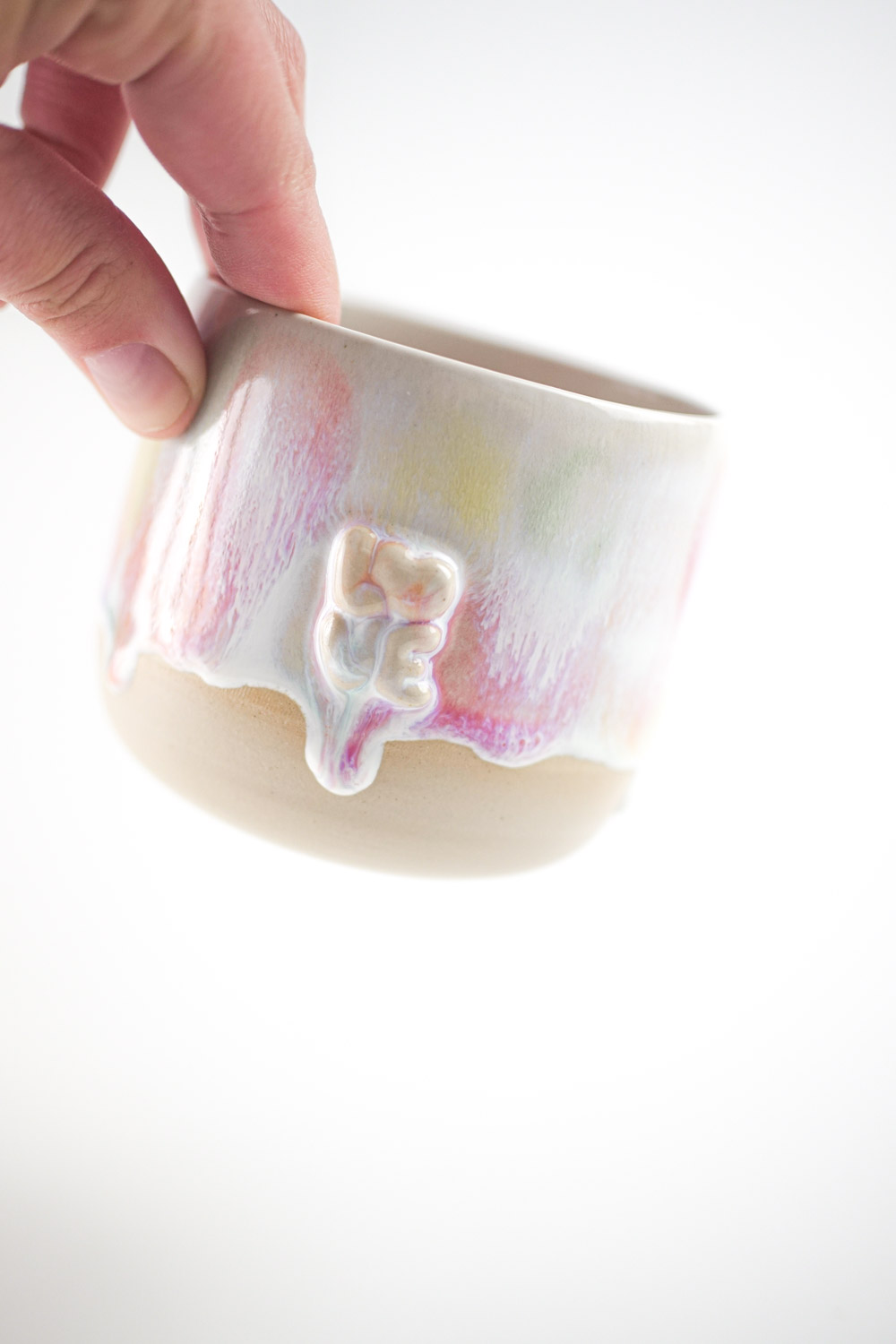 Handgefertigte Tasse mit erhabenem "love" Schriftzug und bunter Glasur