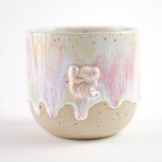 Handgefertigte Tasse mit erhabenem "love" Schriftzug und bunter Glasur